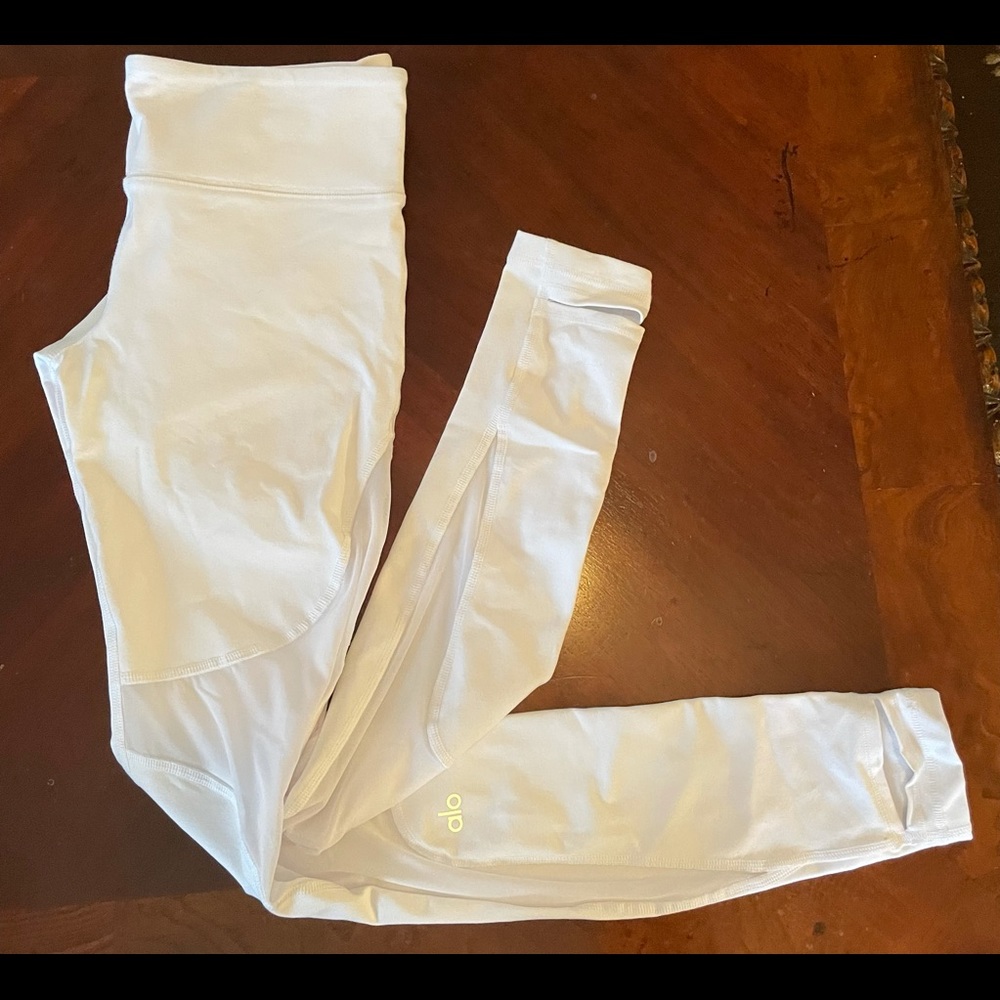 White Alo with mesh size M